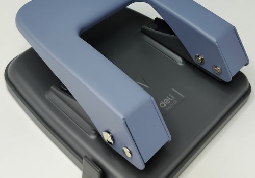 Đục lỗ deli 35 tờ - DL0104